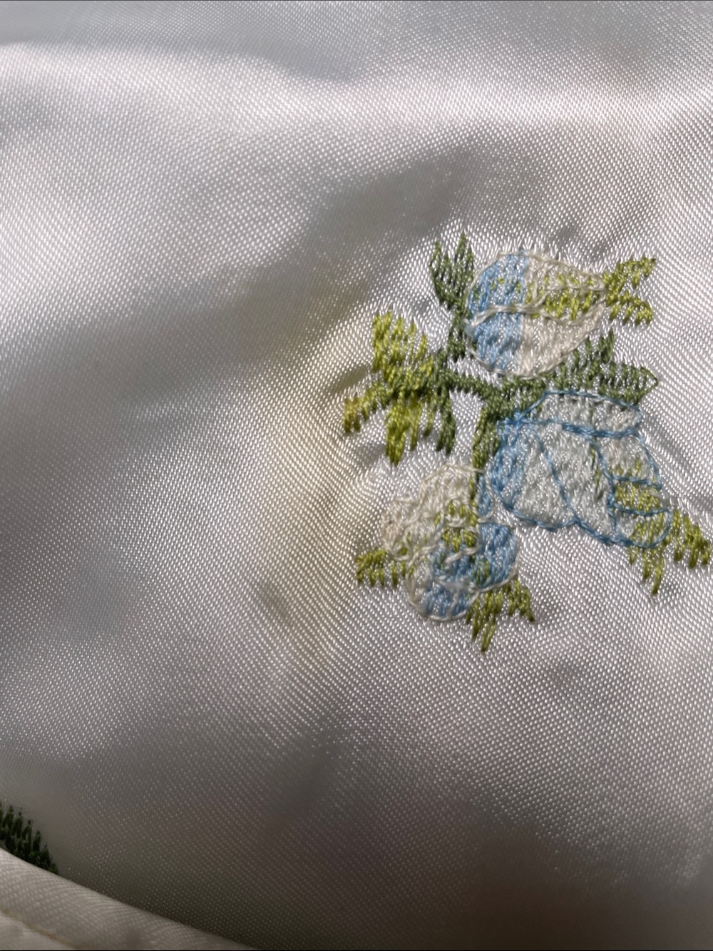 Vintage 60s Satin Embroidered Floral House Coat Robe Ivory Blue Flowers Sz Large - Picture 9 of 10